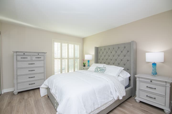 舒适的卧室，配备奢华的酒店品质床上用品，让您享受一夜好眠。