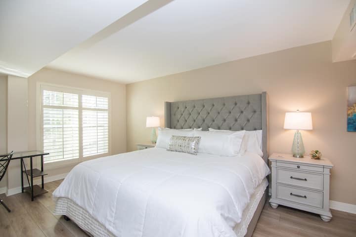 舒适的卧室，配备奢华的酒店品质床上用品，让您享受一夜好眠。