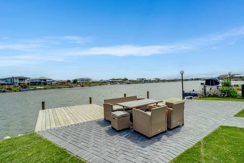High-end Waterfront Retreat with Jetty 49Britannia