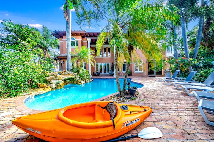 Waterfront Mansion! Heated Pool+Hot Tub! Kayak! gallery image 2