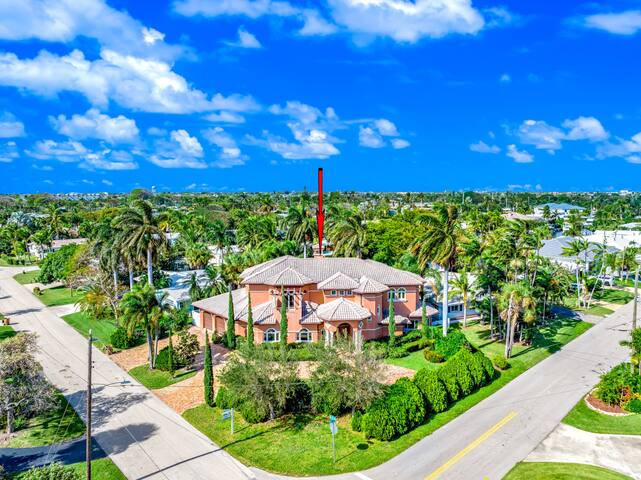 Waterfront Mansion! Heated Pool+Hot Tub! Kayak! gallery image 4