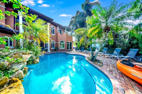 Waterfront Mansion! Heated Pool+Hot Tub! Kayak!