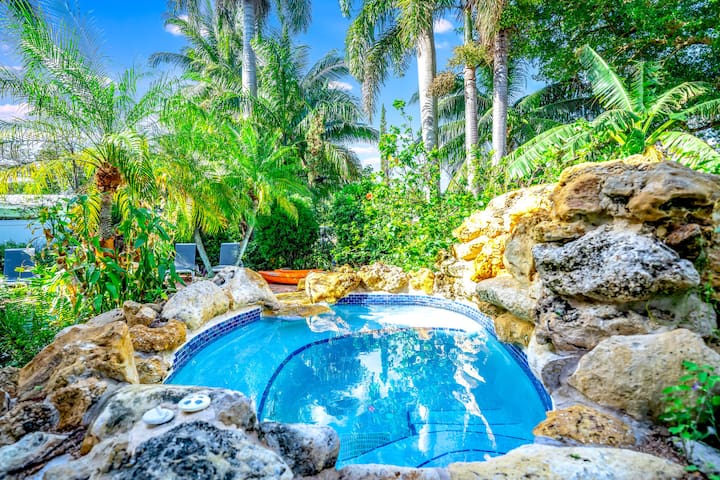 Waterfront Mansion! Heated Pool+Hot Tub! Kayak! gallery image 3