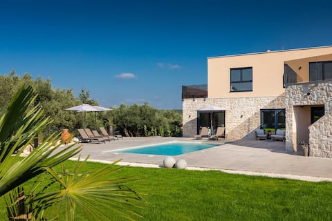 Stylish 4 BD villa Ava with pool