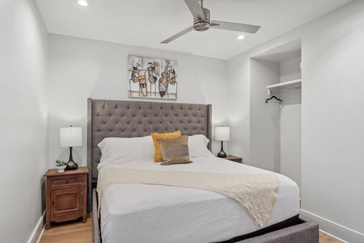 Spavaća soba s udobnim bračnim krevetom