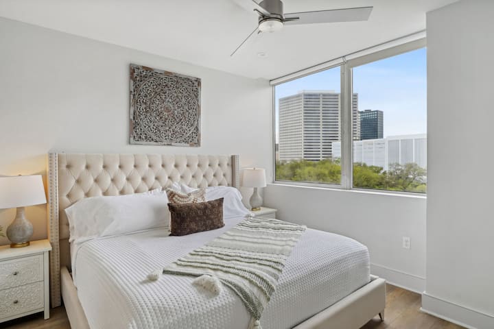 Spavaća soba s udobnim bračnim krevetom