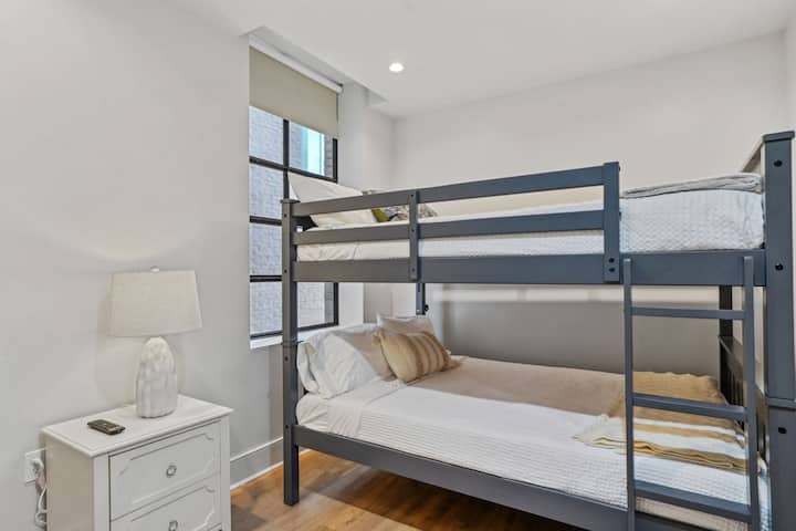 Spavaća soba s krevetom na kat punih dimenzija