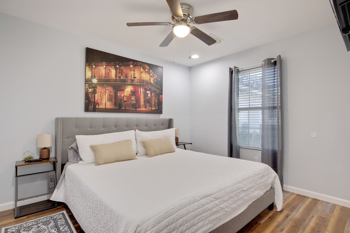 ห้องนอนสำหรับผู้เข้าพัก 1 มีเตียงขนาดคิงไซส์โต๊ะข้าง 2 ตัวพร้อมช่องเสียบที่ชาร์จในตัวทีวีและตู้เสื้อผ้า 