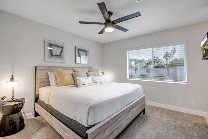 Druhý apartmán s manželskou posteľou a pripojenou kúpeľňou