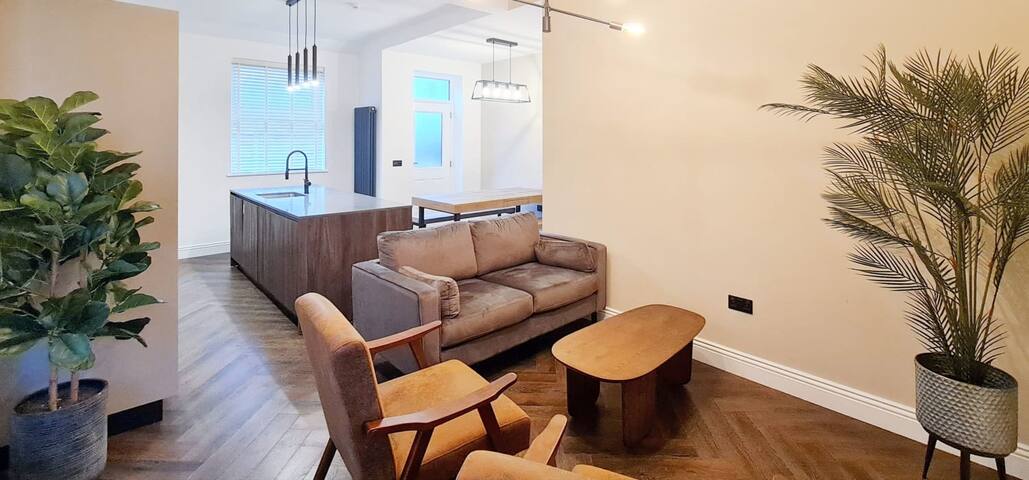 Stunning Luxury Spacious 5-Bedroom Home Nr City gallery image 2