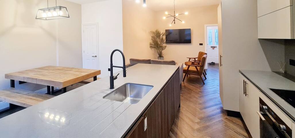 Stunning Luxury Spacious 5-Bedroom Home Nr City gallery image 3