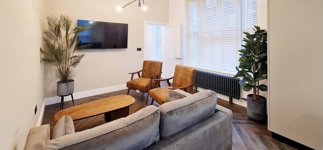 Stunning Luxury Spacious 5-Bedroom Home Nr City gallery image 4