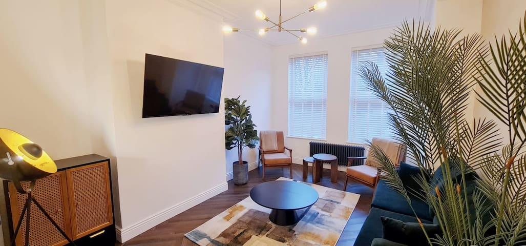 Stunning Luxury Spacious 5-Bedroom Home Nr City