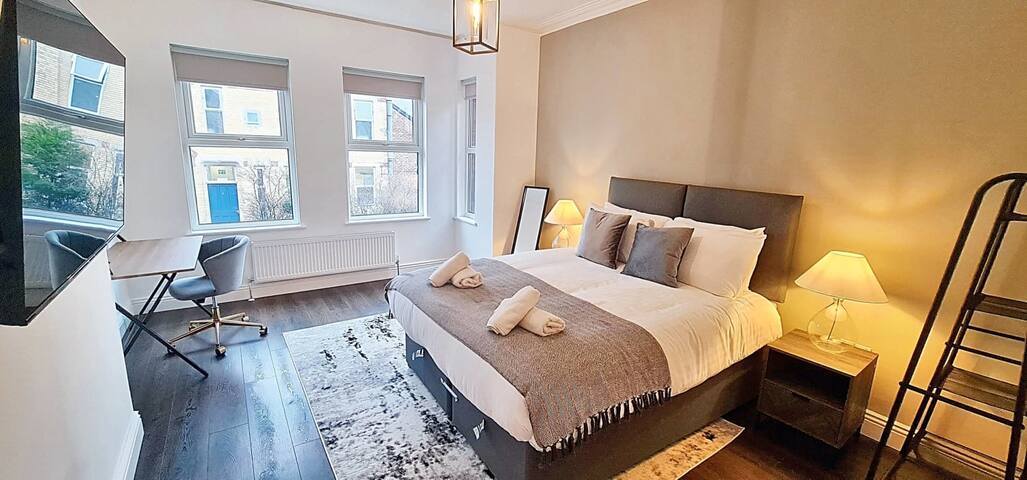 Stunning Luxury Spacious 5-Bedroom Home Nr City gallery image 5