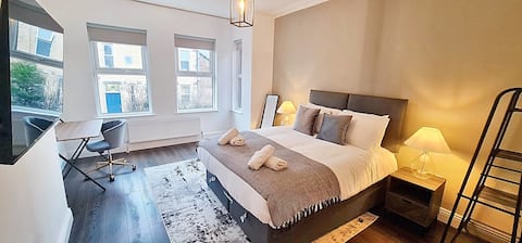 Stunning Luxury Spacious 5-Bedroom Home Near City