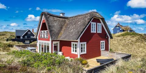 VE240 Tasteful thatched cottage