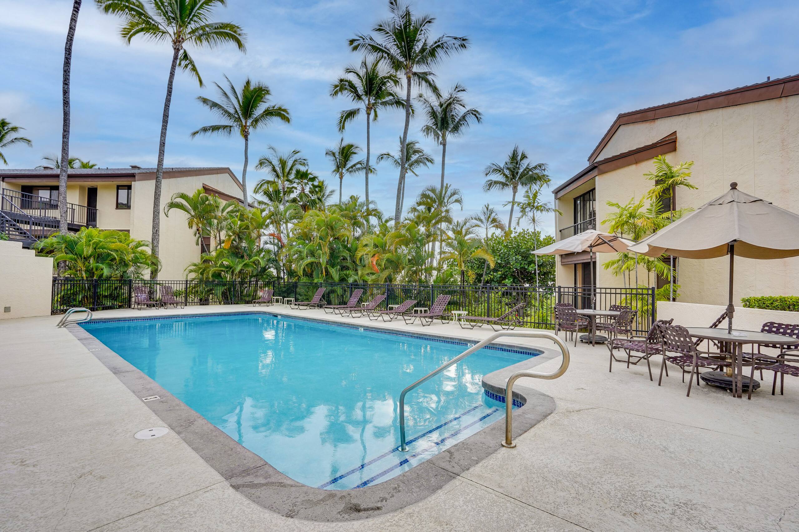 Condo in Kailua-Kona · ★4.77 · 2 bedrooms · 5 beds · 3 shared baths - Image 28