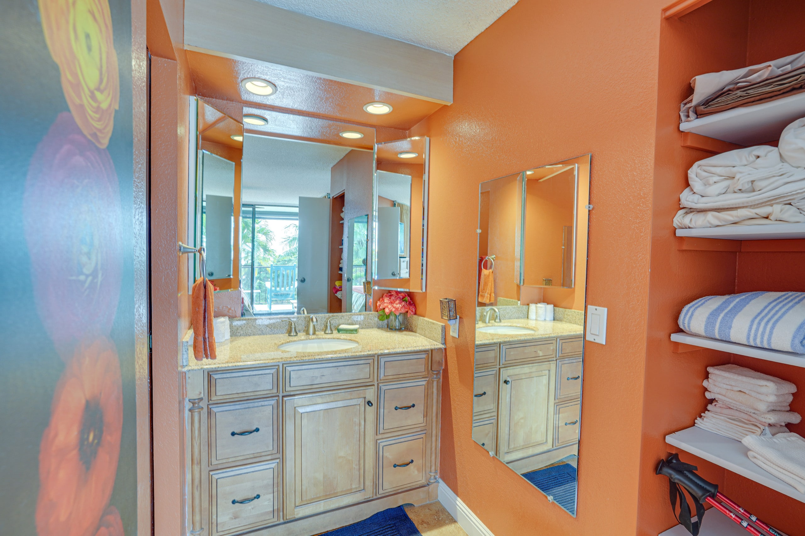 Condo in Kailua-Kona · ★4.77 · 2 bedrooms · 5 beds · 3 shared baths - Image 11