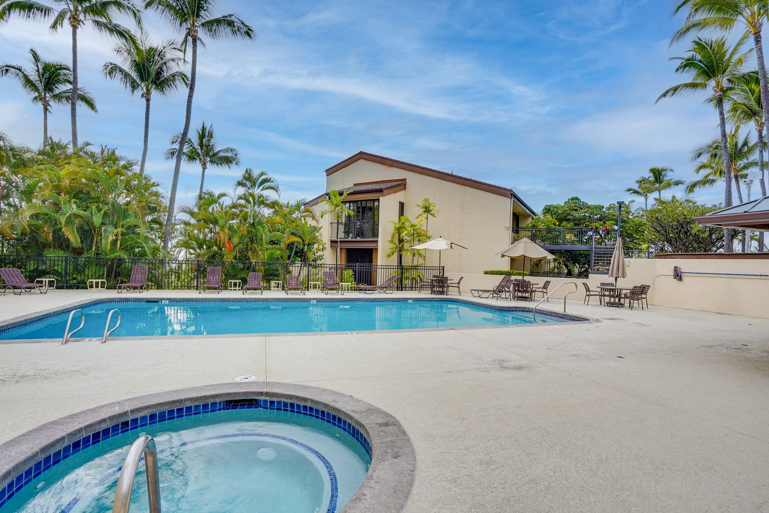 Condo in Kailua-Kona · ★4.77 · 2 bedrooms · 5 beds · 3 shared baths - Image 3