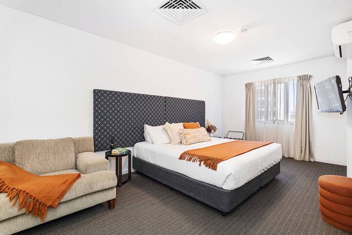 Large rooftop apartment, fully equipped, Perth CBD gallery image 4