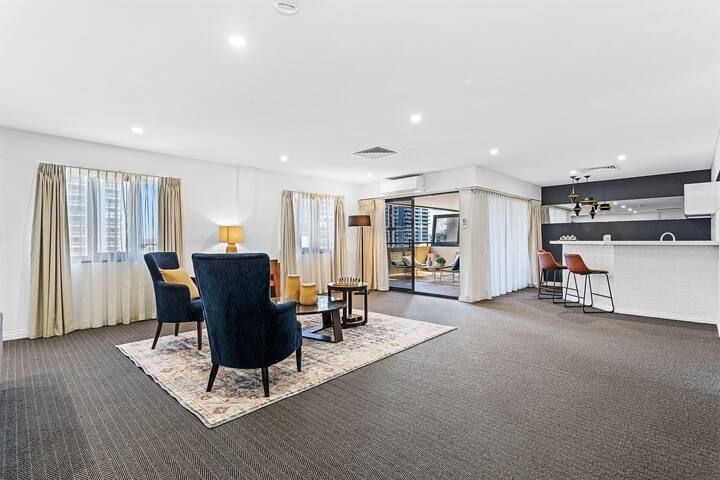 Large rooftop apartment, fully equipped, Perth CBD gallery image 3