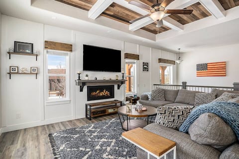 Huge family Home w/Hot Tub/Views/Location!