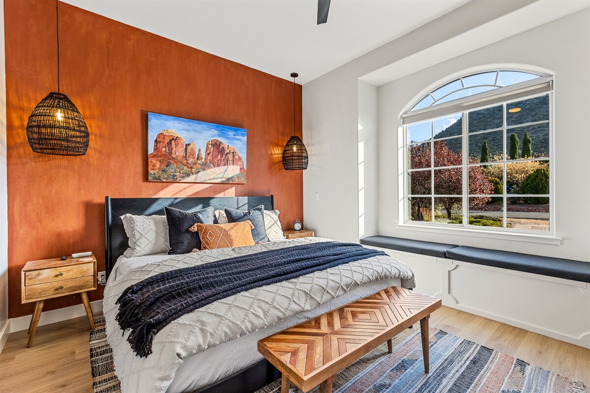Приканваща спалня за гости с удобно двойно легло, топъл дизайн, вдъхновен от югозападните щати, с гледка към Седона и естествена светлина за спокоен престой.