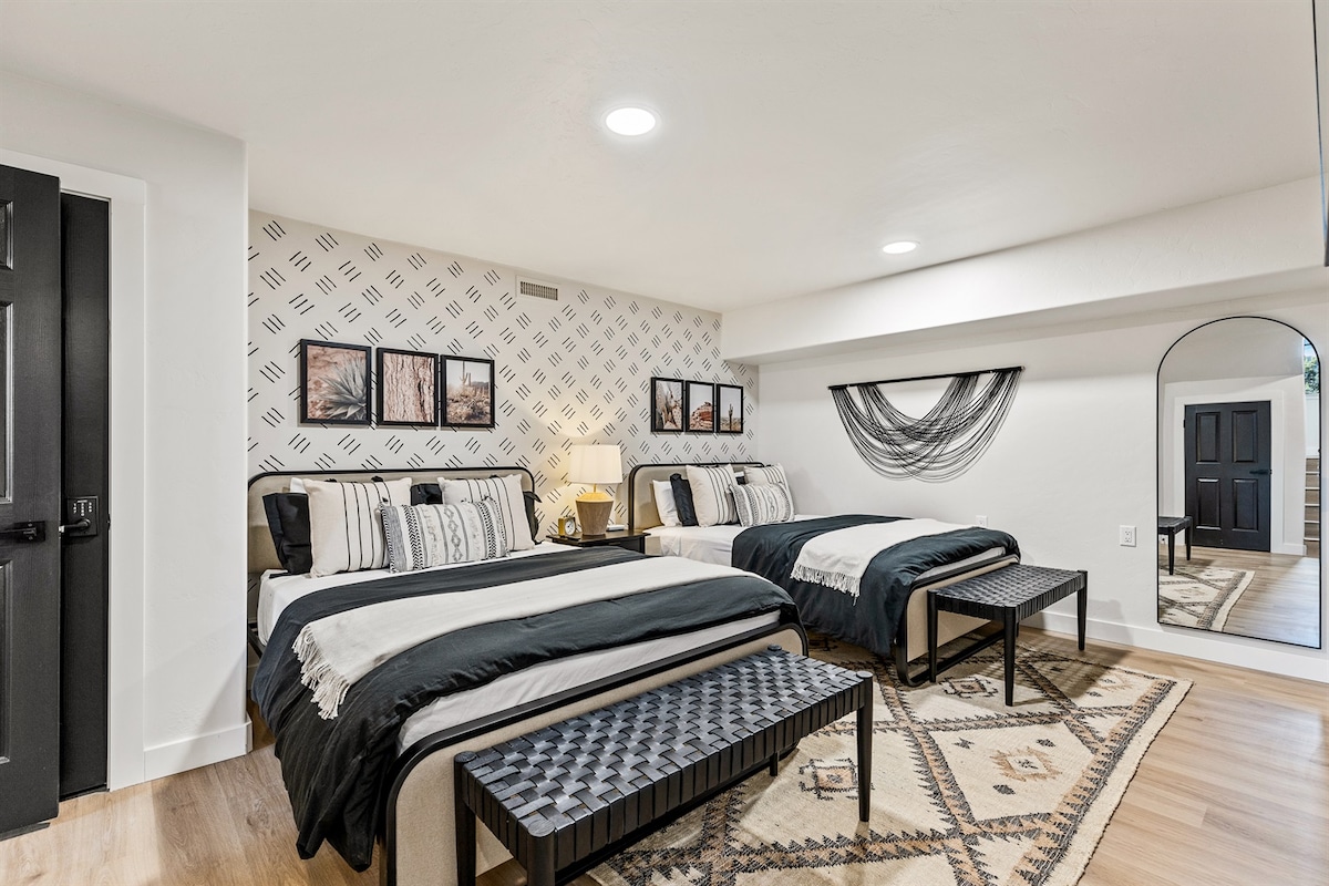 Просторна спалня за гости с две удобни двойни легла, идеална за семейства или групи, нуждаещи се от допълнително място за спане.