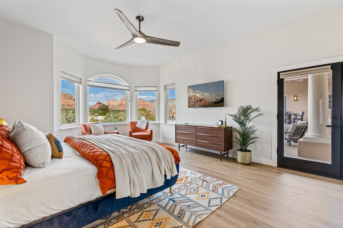Просторен основен апартамент с голямо двойно легло, известни гледки към червените скали на Седона и частен достъп до вътрешния двор за спокойно уединение в Седона.
