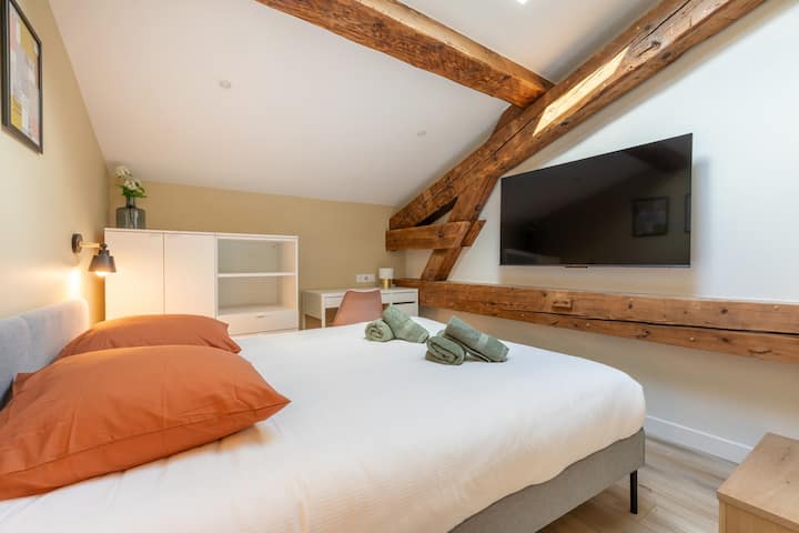 Glavna spavaća soba s bračnim krevetom (160 cm), klima-uređajem (grijanje i hlađenje), radnim stolom, kupaonicom, posteljinom, poplunom i ručnicima.