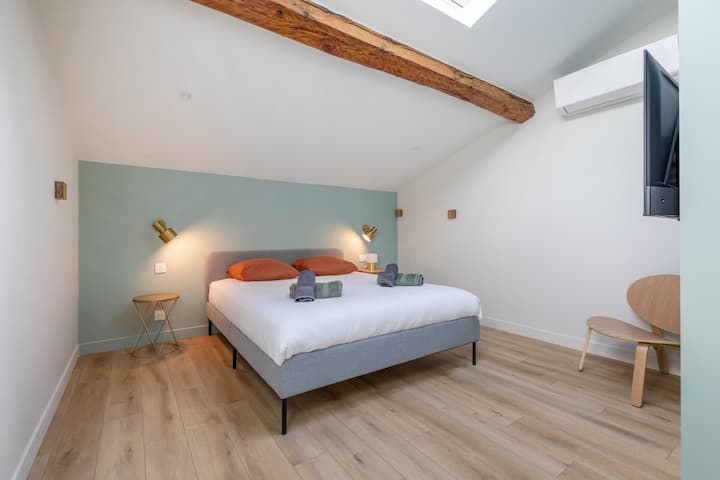 4. spavaća soba s bračnim krevetom (160 cm), klima-uređajem (grijanje i hlađenje), plahte, radni stol, komoda, poplun i ručnici