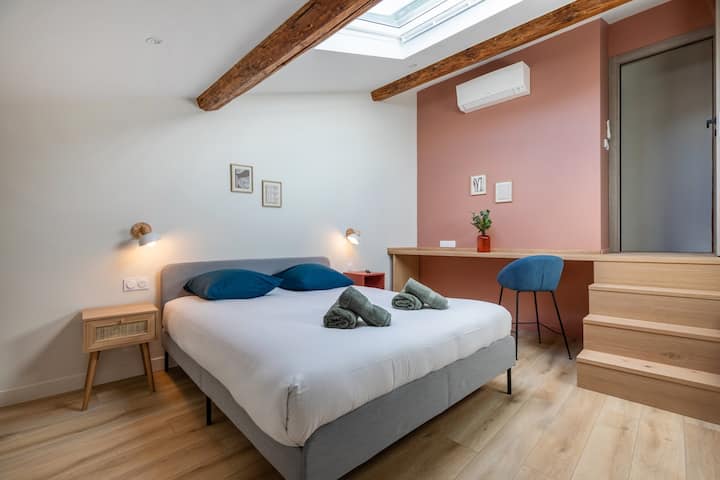 2. spavaća soba s bračnim krevetom (160 cm), reverzibilnim klima-uređajem (grijanje i hlađenje), radnim stolom, prostorom za pohranu, plahte, poplun i ručnici