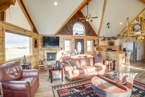 Roberts Home w/ Western Decor & Mountain Views!