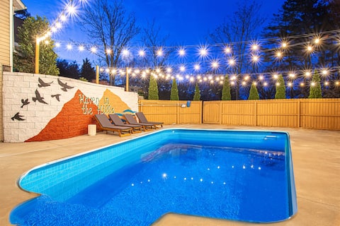 Heated Pool! 85" TV, Arcade, Firepit, Fast WiFi