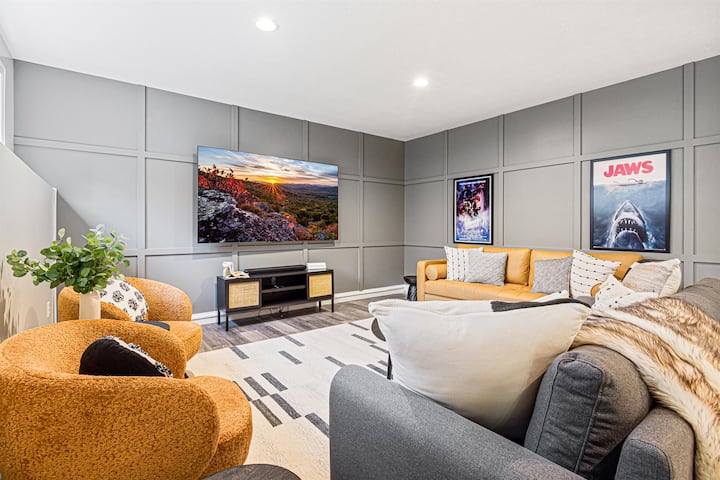 Il cinema nel seminterrato con Smart TV da 85”, soundbar e comodi divani componibili per tutto il gruppo. Un divano si trasforma in un letto matrimoniale. Le locandine dei film creano la giusta atmosfera.