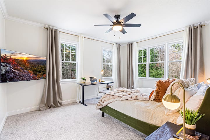 La suite principale al piano nobile dispone di un letto king size, Smart TV da 55”, finestre ad angolo con vista sul cortile, uno spazio di lavoro dedicato con scrivania elettrica regolabile in altezza e un bagno privato in camera con cabina armadio.