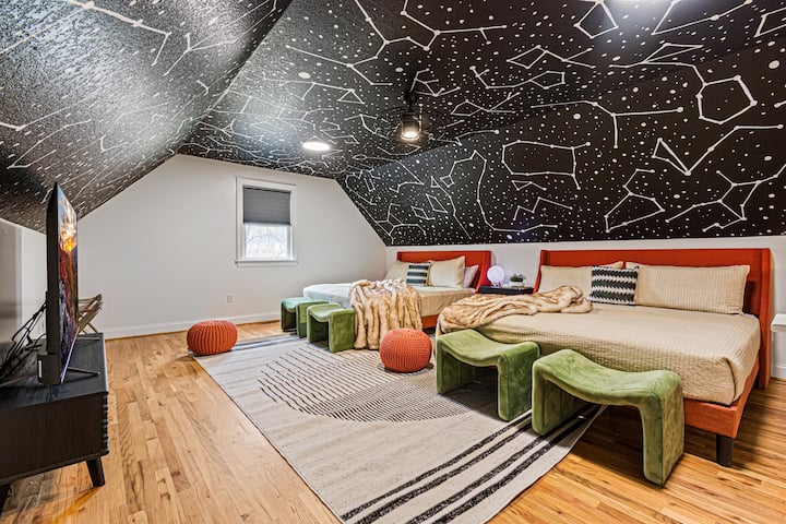 Il loft al piano superiore dispone di due letti king-size sotto un soffitto a tema costellazione, di una Smart TV da 65" e di sedute colorate: è uno dei preferiti sia dai bambini che dagli adulti.