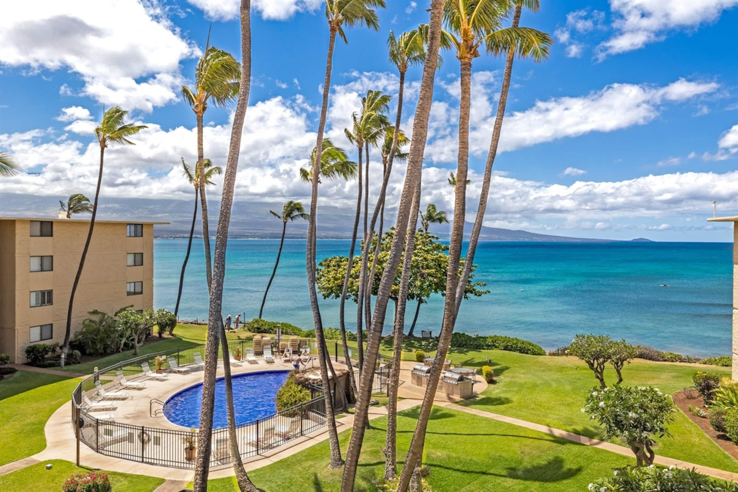 Condo in Wailuku · ★4.95 · 2 bedrooms · 4 beds · 2 private baths - Image 3