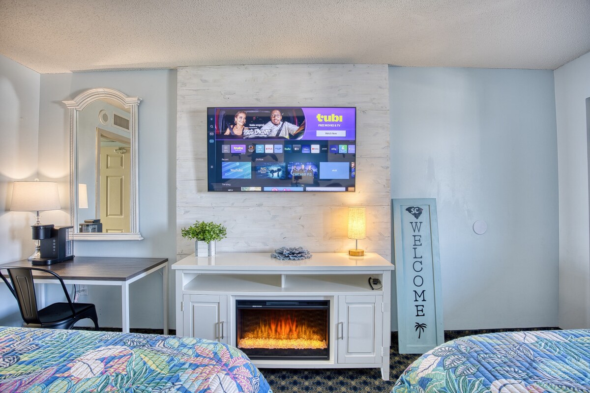 Დატკბით ოკეანისპირა მყუდრო საძინებელში, რომელშიც არის ორი პლუშის საწოლი, 50"-იანი სმარტ-ტელევიზორი, თბილი ბუხარი, ფართო კარადა და ტანსაცმლის საკმარისი სათავსო. Დაისვენეთ კომფორტულად თანამედროვე საყოფაცხოვრებო პირობებით, იდეალურია მირტლ-ბიჩში დასვენებისთვის!