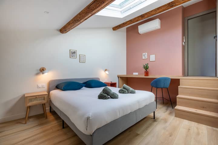 חדר שינה 2 עם מיטת קווין סייז 160 ס"מ, שולחן עבודה, מיזוג אוויר