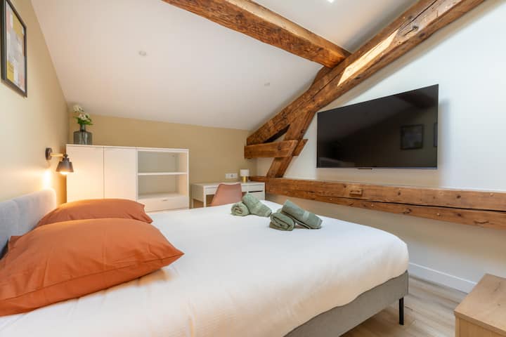 חדר שינה ראשי 3 עם מיטת קווין סייז 160 ס"מ, שולחן עבודה, מיזוג אוויר