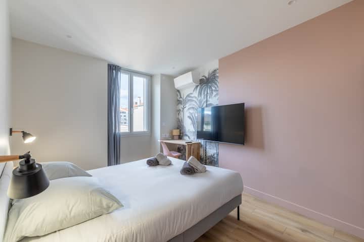 חדר שינה 5 עם מיטת קווין סייז 160 ס"מ, שולחן, מיזוג אוויר