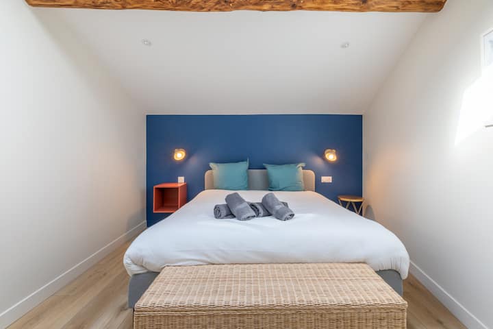 חדר שינה 6 עם מיטת קווין סייז 160 ס"מ, שולחן, מיזוג אוויר