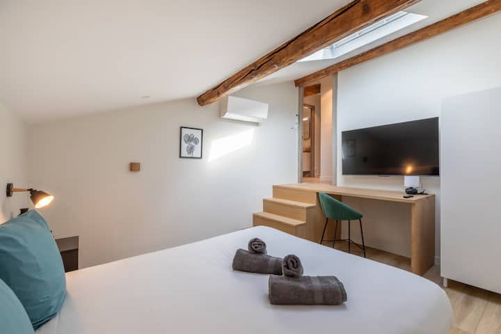 חדר שינה 8 עם מיטת קווין סייז 160 ס"מ, שולחן, מיזוג אוויר