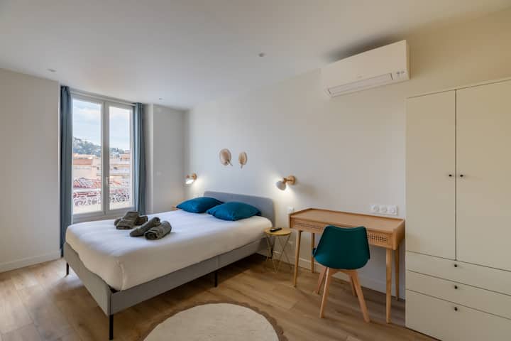 חדר שינה 1 עם מיטת קווין סייז בגודל 160 ס"מ, שולחן עבודה, מיזוג אוויר,