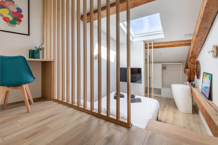 חדר שינה ראשי 7 עם מיטה זוגית, שולחן, מיזוג אוויר