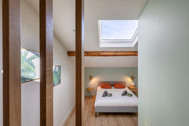 חדר שינה 4 עם מיטת קווין סייז 160 ס"מ, שולחן, מיזוג אוויר