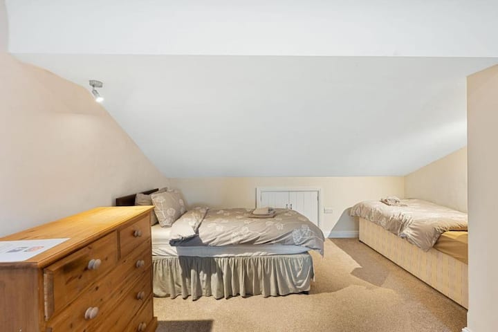 Staja, Wheston – Host & Stay