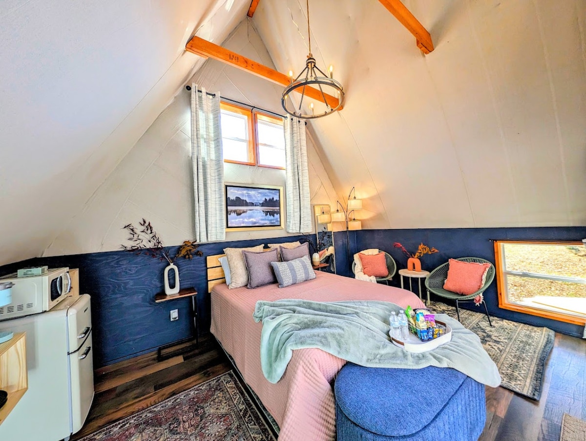 Du hast zusätzliche gemütliche Sitzgelegenheiten, ein Keurig mit Sahne und Zucker und atemberaubende Ausblicke in die Natur, so gemütlich!