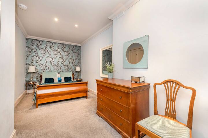 Ultra Luxe Home near Princes Street gallery image 3